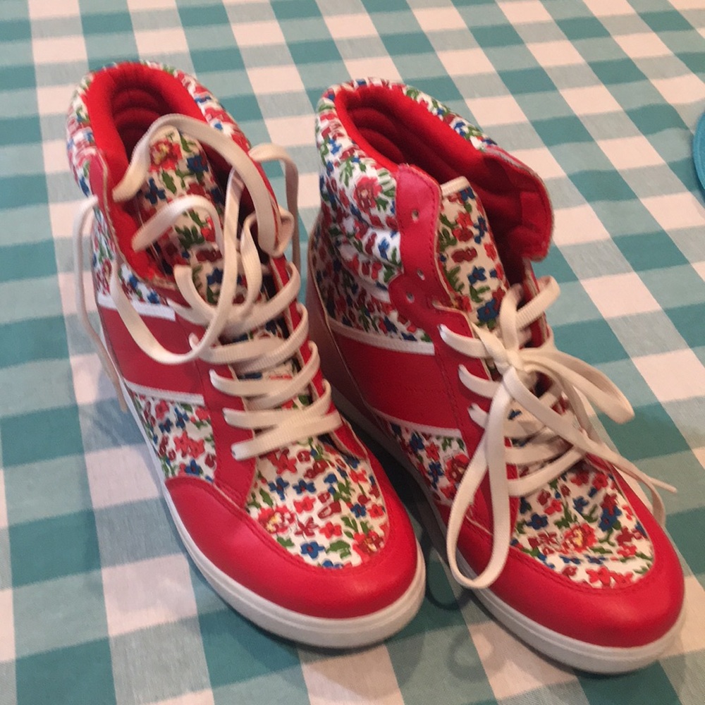 Mudd wedge sneakers